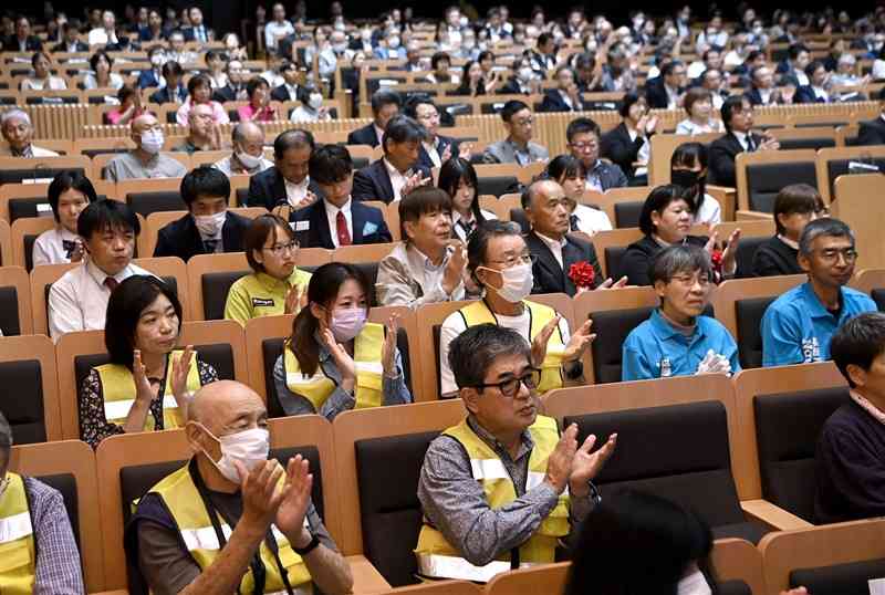 講演した恩田裕一筑波大教授に拍手を送る受賞者や関係者ら＝熊本市中央区の肥後銀行本店（小野宏明）