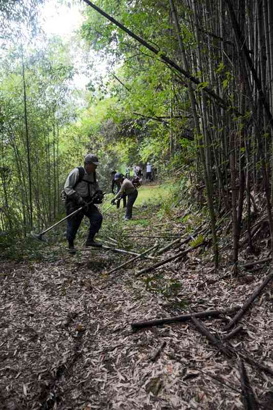 フットパスコースを整備する山江村未来塾100人委員会観光交流部会のメンバーたち＝10月29日、山江村