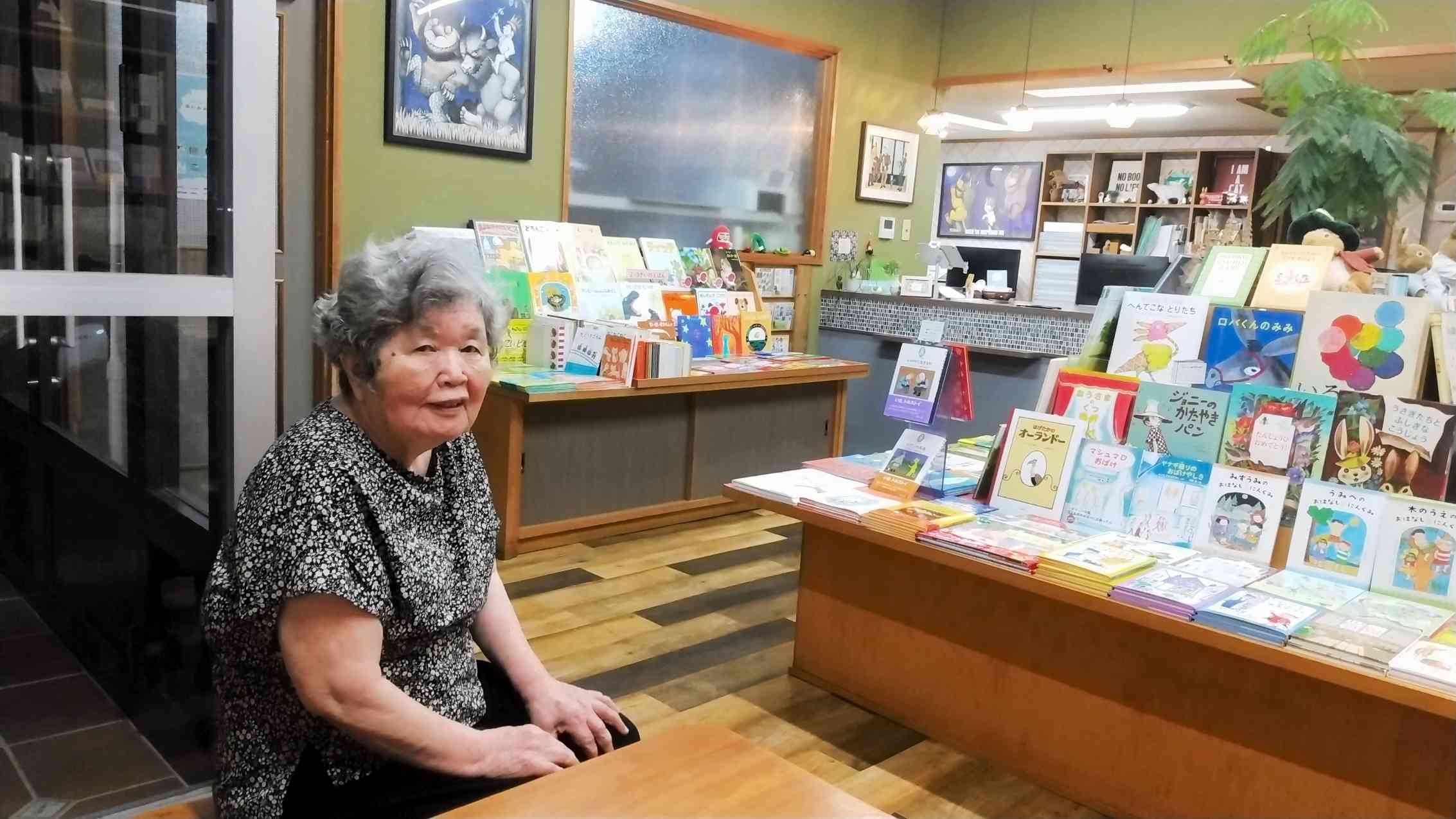 子どもの本の店「竹とんぼ」の店内に座る筆者＝西原村