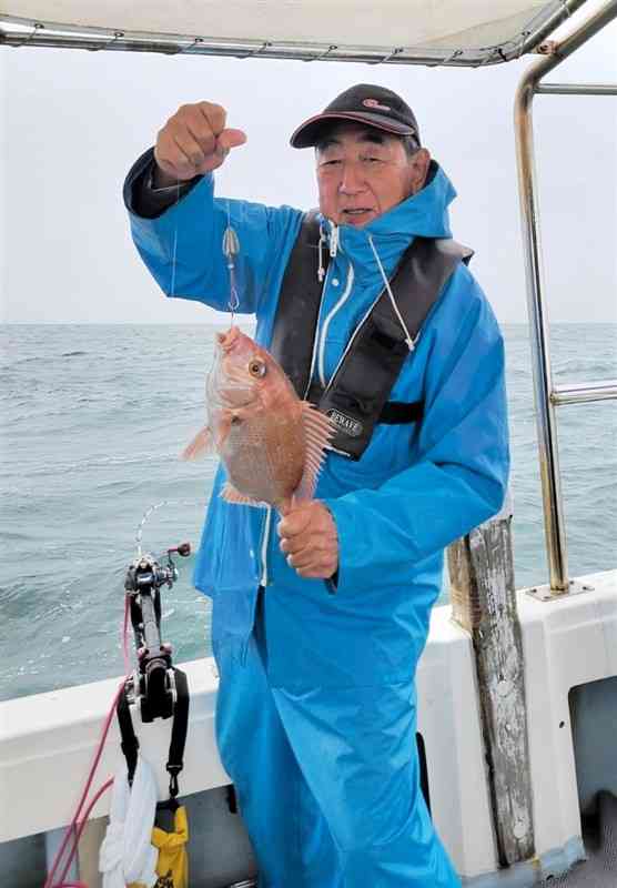 型は出なかったが、秋の数釣りを満喫した豊島茂さん＝上天草市大矢野町の湯島沖