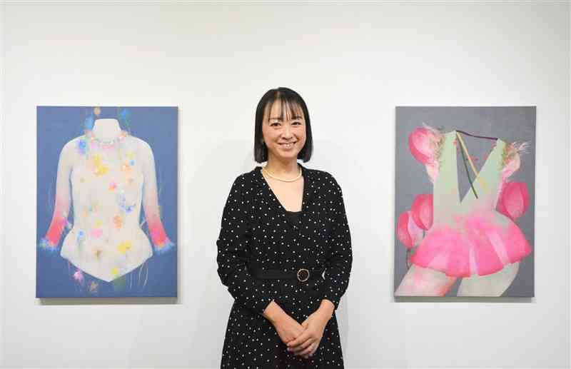 女性の体の一部を表現した作品と井上里沙さん＝1日、熊本市中央区