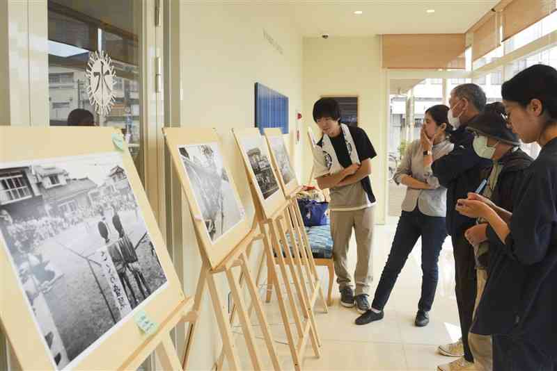 水俣市で撮影された風景の写真を見ながら思い出を語り合う市民ら＝1日、同市