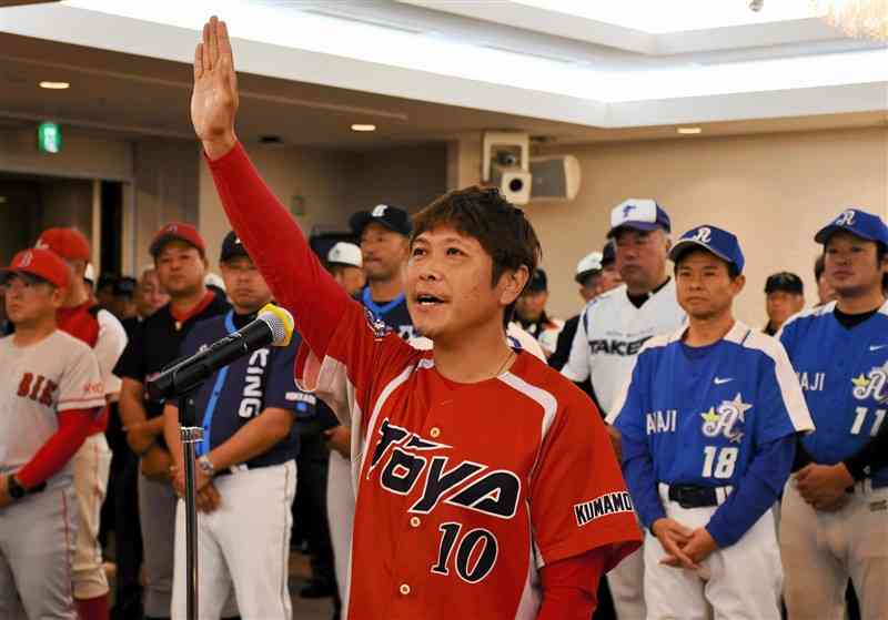 全日本早起き野球熊本大会の開会式で選手宣誓するトウヤの毛井寛康主将＝KKRホテル熊本