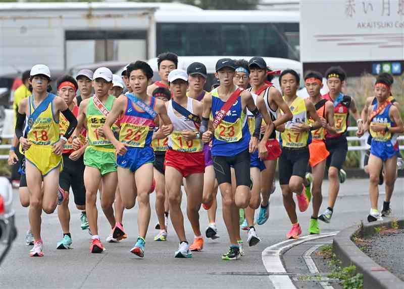 昨年大会の男子1区で力走する選手たち＝天草市（上杉勇太）