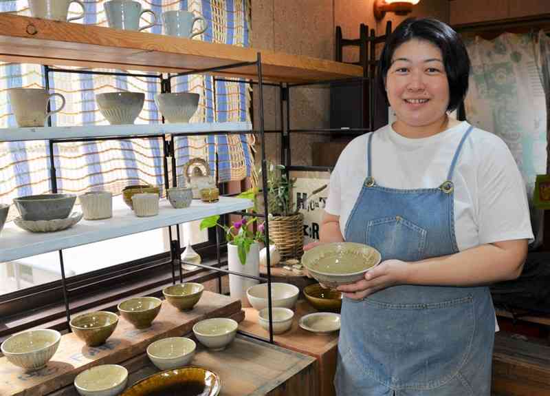 子育てしながら作陶に励む「陶房スイ」の井上知江さん＝10月17日、天草市