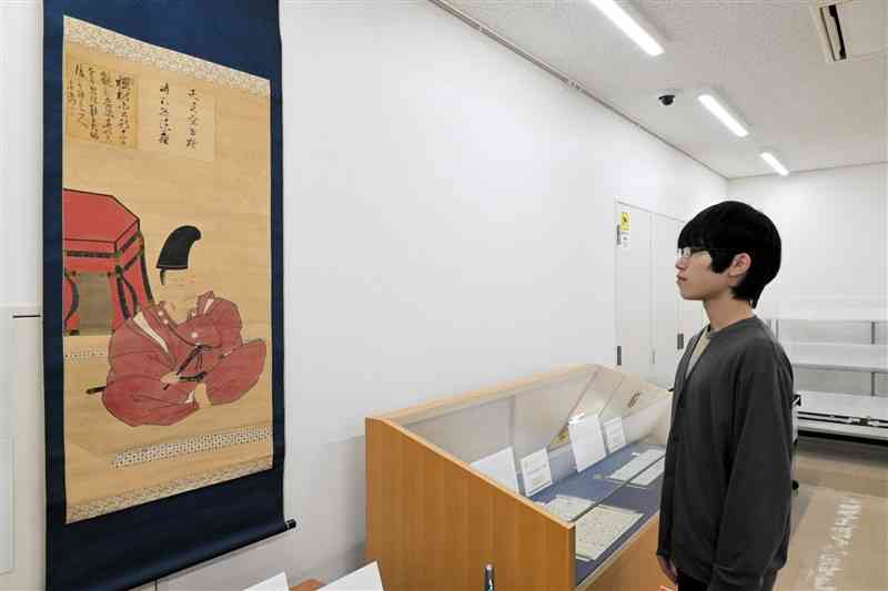 横井小楠に送られた書簡や肖像画などが並ぶ熊本大付属図書館の貴重資料展＝2日、熊本市中央区