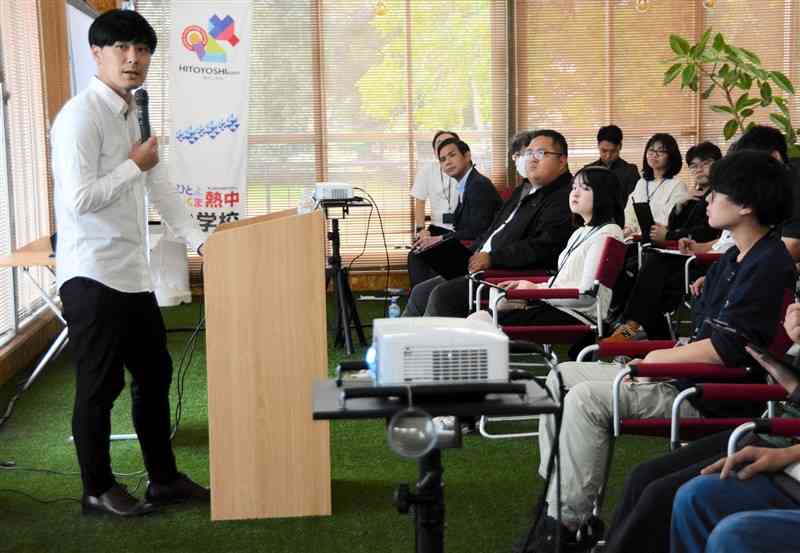 ひとよしくま熱中小学校で講義するNHKチーフプロデューサーの倉崎憲さん（左）＝10月26日、人吉市