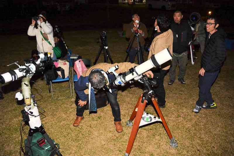 望遠鏡で土星を観察するイベントの参加者＝3日、産山村