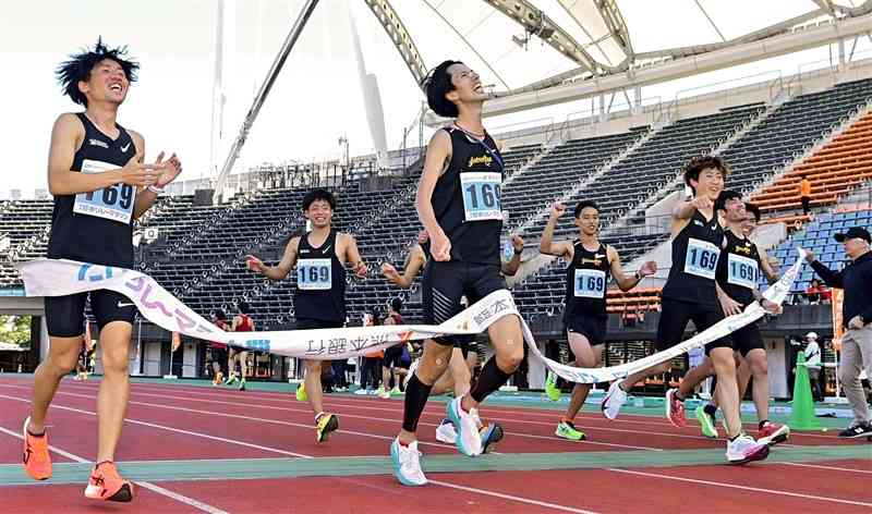 42・195キロの一般の部で優勝した八代RCチーム＝3日、熊本市東区のえがお健康スタジアム（谷川剛）