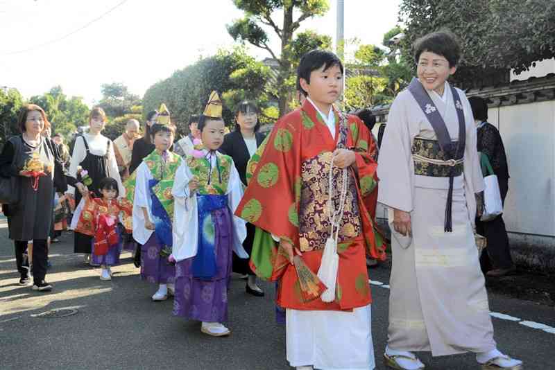 慈光山金剛寺までを練り歩く稚児行列の参加者＝3日、熊本市北区