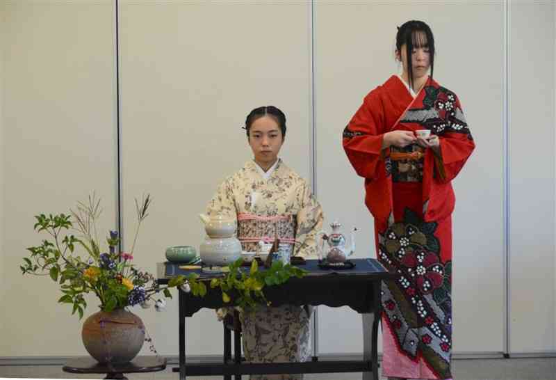 初めてお点前を披露した田中結月さん（左）と童子を務めた清田真央さん＝4日、熊本市中央区