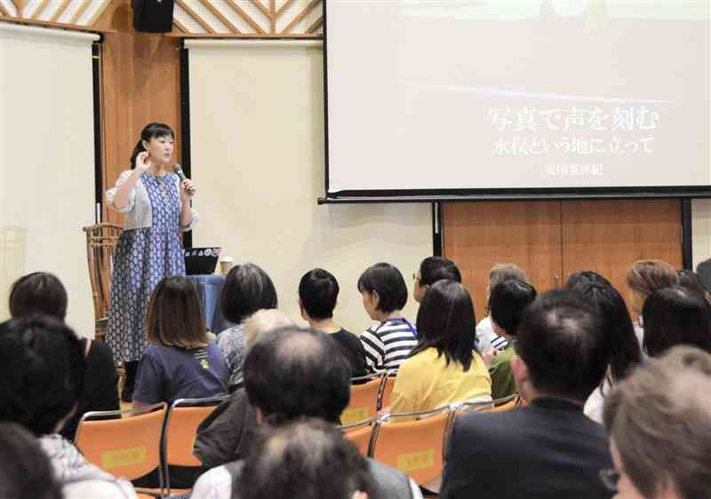 「写真で声を刻む」と題して講演するフォトジャーナリストの安田菜津紀さん＝4日、水俣市