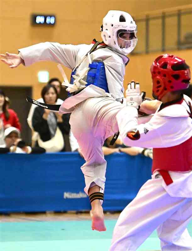 【個人キョルギ5・6年男子重量級決勝】蹴りを放つ杉本懸志（川尻道場）＝菊陽町総合体育館（小野宏明）