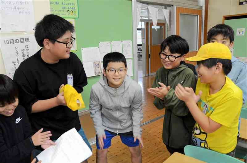 互いの良いところを褒め合う児童ら＝10月24日、西原村