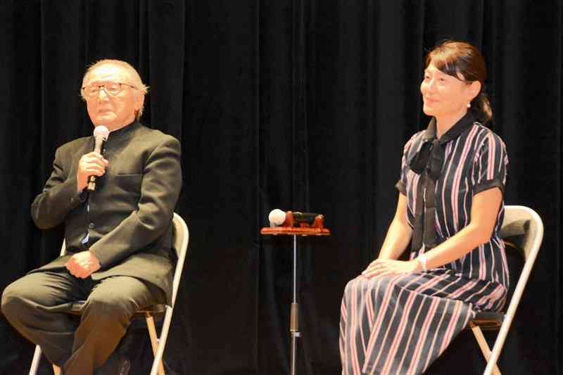 映画「原野の子ら」について語る中山節夫監督（左）と主演女優の鳥飼美帆さん＝4日、合志市