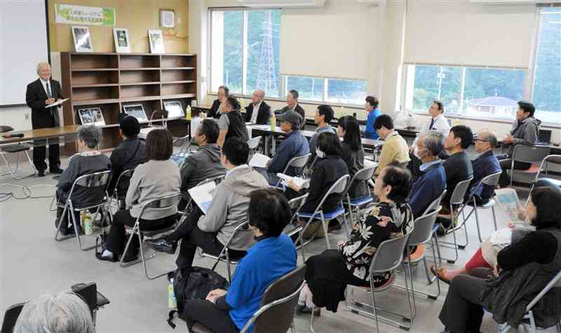 旧立野小であったNPO法人阿蘇ミュージアムの設立20周年記念談話会＝2日、南阿蘇村