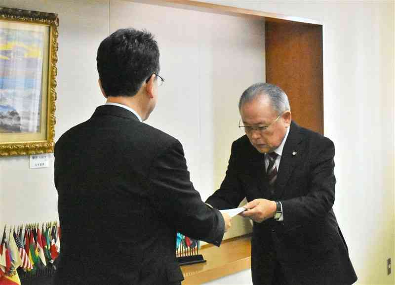 熊本市の大西一史市長に要望書を手渡す自民党熊本市議団の坂田誠二団長（右）＝5日、市役所