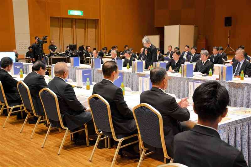 川辺川の流水型ダム計画に関し、国が環境保全の取り組みなどを報告した球磨川流域治水協議会＝5日、熊本市中央区