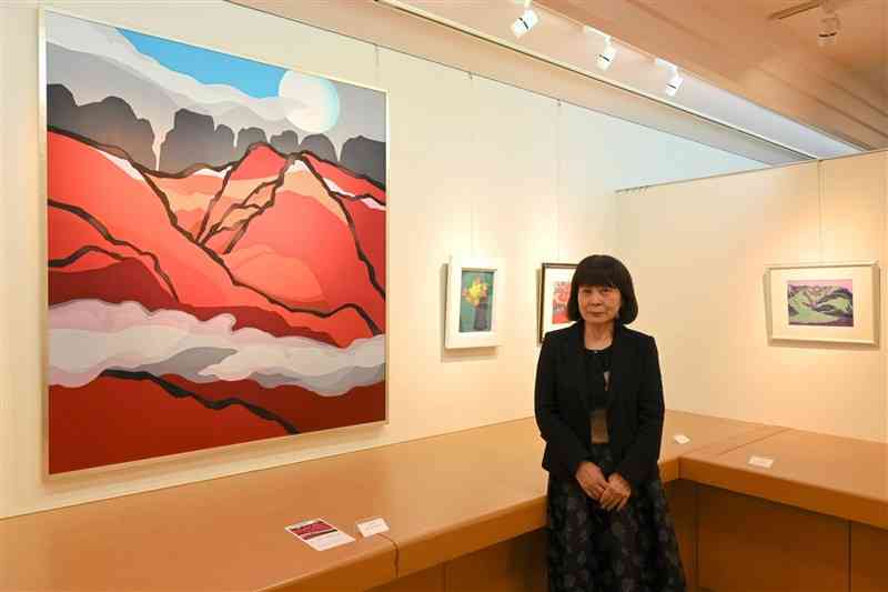 阿蘇の景色や花などをモチーフにした作品を並べる高津明美さん＝6日、熊本市中央区