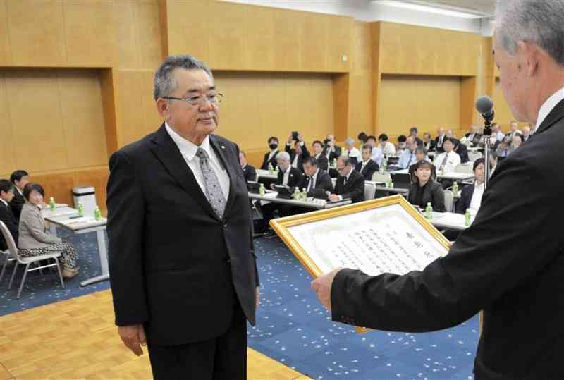 熊本県内の町村議会を対象とした広報コンクールで、特選に選ばれた湯前町議会の森山宏議員（左）＝6日、益城町