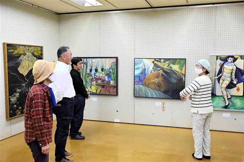 力作が並ぶ荒尾総合美術展の会場＝6日、荒尾市