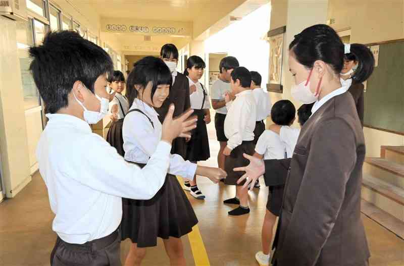 あいさつと同時に、じゃんけんで盛り上がる維和小の児童たち＝6日、上天草市