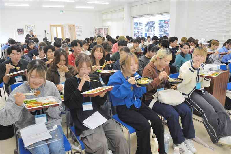 災害スタディーツアーで地元の食材を使った弁当を食べる学生＝2日、芦北町