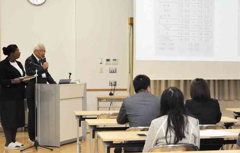 学校生活について説明する熊本大付属小の塩村勝典校長＝7日、熊本市中央区