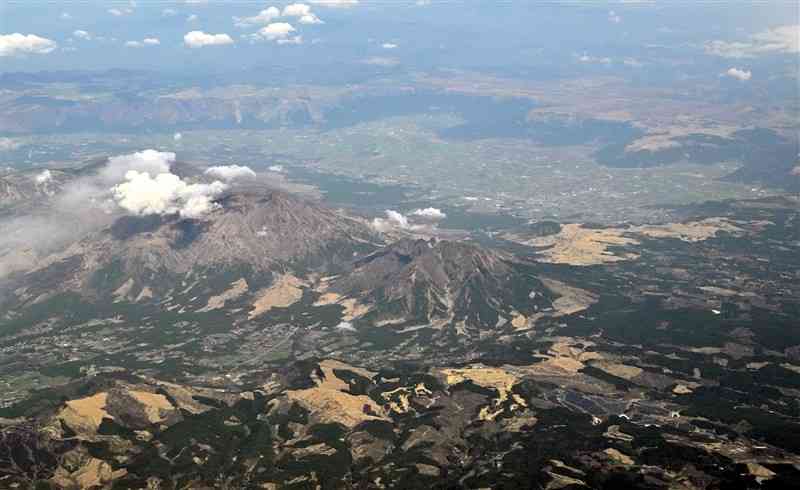 熊本の豊かな地下水を生み出す阿蘇の風景。白川上流域への地下水保全策の拡充を求める声が高まっている＝2023年3月