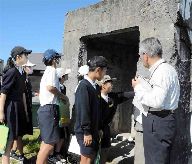 奉安殿を見学する合志楓の森小の児童ら＝7日、合志市