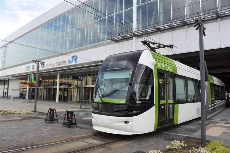 JR富山駅を出入りするLRTの車両。新幹線の高架下に路面電車の停留場を設けたのは国内で初という＝9月下旬、富山市