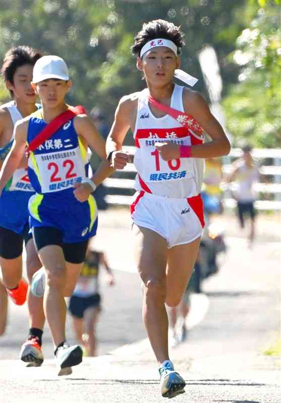 男子2区の上り坂で後続を引き離す松橋の富永（右）＝天草市（小野宏明）