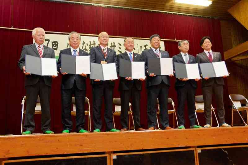 「全国の過疎地をリードする」と共同宣言した7村長＝8日、五木村