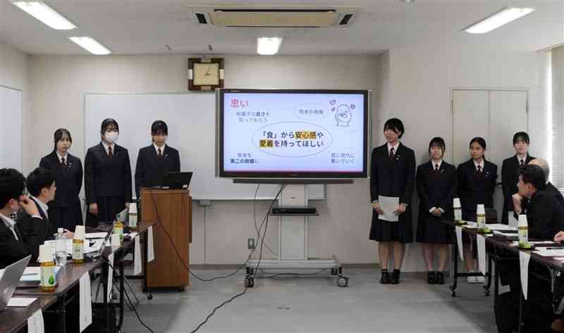 お菓子の香梅の社員らに新商品を提案する熊本北高の生徒たち＝8日、熊本市中央区