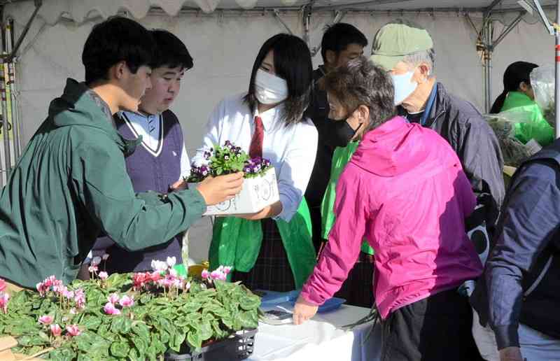 「くまもと農業フェア」で自ら育てた花を販売する高校生ら＝9日、合志市