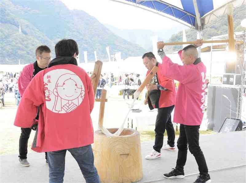 伝統の「新庄村餅つき」を披露する参加者＝9日、五木村