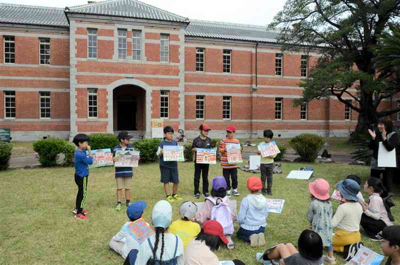 熊本大の五高記念館の前で、描いた絵を発表し合う小学生ら＝9日、熊本市中央区