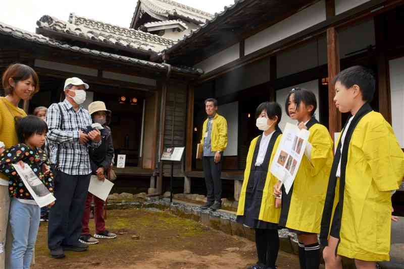 江藤家住宅をガイドする大津南小の児童＝10日、大津町