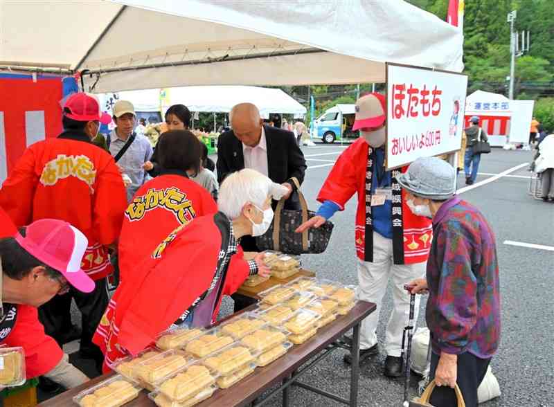 「坂本ふるさと祭り」で、ぼた餅を買い求める人たち＝10日、八代市