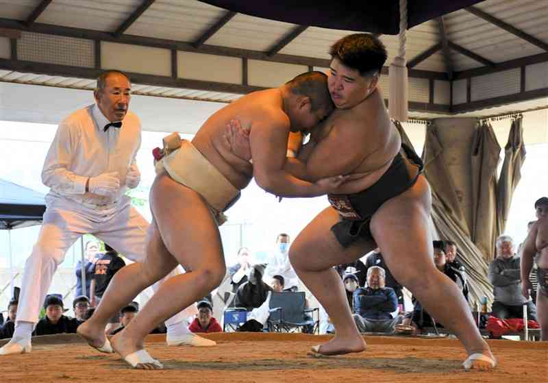 【団体決勝・熊本農－文徳】大将戦で熊本農の松崎（左）と組み合う文徳の吉本。はたき込みで下す＝鶴城中相撲場