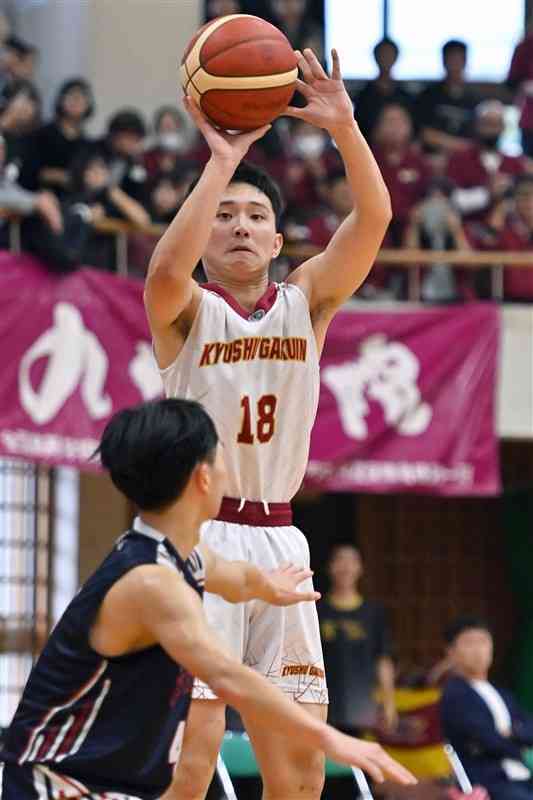 【男子決勝・九州学院－慶誠】第4クオーター、3点シュートを放つ九州学院の山中＝東海大星翔高（上杉勇太）