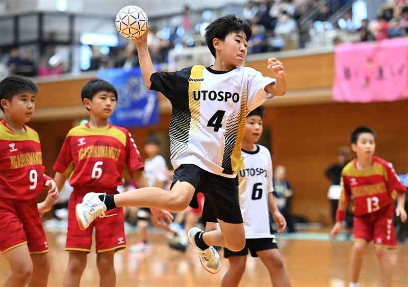 【男子1部決勝・セルベスタジュニア－東熊本】後半、シュートを決めるセルベスタジュニアの島村＝山鹿市鹿央体育館（小野宏明）