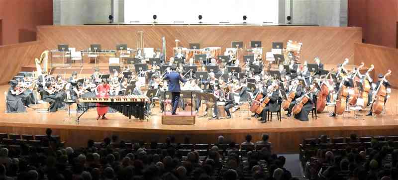 マリンバのミカ・ストルツマンさんを招いて演奏する熊本交響楽団の定期演奏会＝10日、熊本市中央区