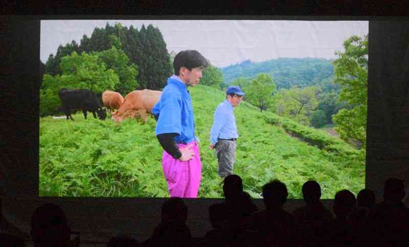 村内外の約80人が鑑賞した井信行さん父子を追った映画の上映会＝10日、産山村