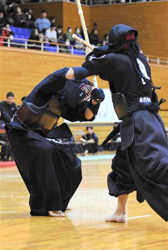 【男子団体準々決勝・九州学院－鹿本】九州学院の次鋒・石田（左）が小手を奪い2本勝ちする＝山鹿市総合体育館