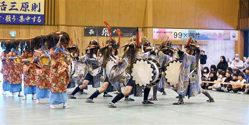 湯前町指定無形民俗文化財の東方組太鼓踊りを披露する湯前中の生徒＝9日、同町