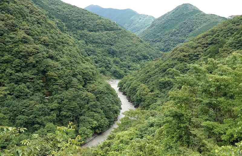 流水型ダムの建設が予定されている川辺川の峡谷＝6月21日、相良村四浦（小山真史）