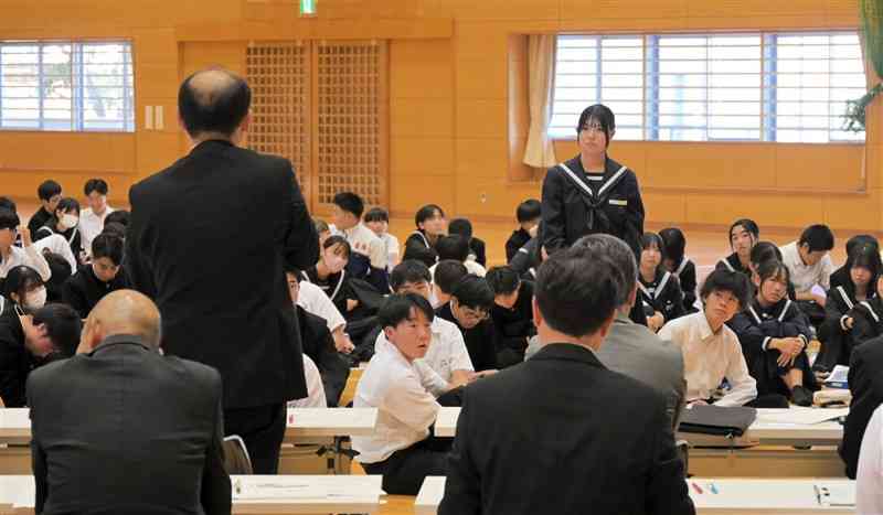 町幹部に提案や要望をする長洲中生徒＝11日、長洲町