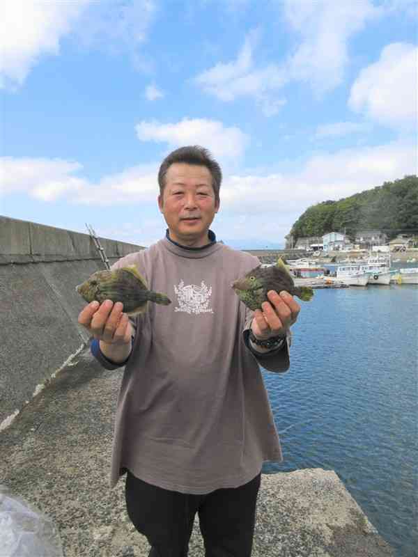 カワハギ釣りを楽しんだ田中昌司さん＝芦北町の鶴木山港