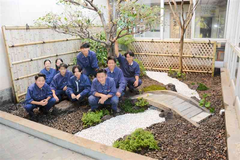 校内の日本庭園を改修した翔陽高の生徒たち＝12日、大津町